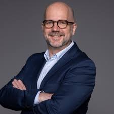 Så hvis du mener rivaliseringen startede der, så har han været placeret lige midt i det hele. Dr Thomas Simon Selbstandiger Interim Manager Dr Thomas Simon Xing