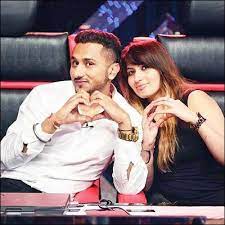 1 2 he died in a road accident in usa in late 2016. Yo Yo Honey Singh With His Wife Shalini Yo Yo Honey Singh Party Teenagers Shalini Images