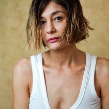 Quería una sesión de fotos sin filtros, sin maquillaje, sin  peluquería...porque casi no me reconocía con tantos filtros y retoques que  nos ponemos. Acabo de publicar "la niña y la bestia", un