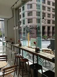 Pour L Idee De Table Haute Le Long De La Vitrine Mobilier Restaurant Amenager Open Space Salon De The