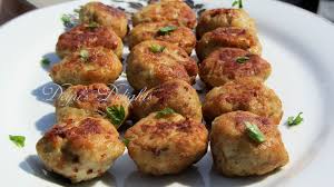 Pune la fiert cartofii si morcovul in apa rece (cu tot cu coaja). Reteta Chiftele Cu Piept De Pui Si Ciuperci