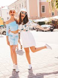Dos jóvenes hermosas chicas hipster sonrientes en ropa de moda de verano y  sombrero de panamá. | Foto Gratis