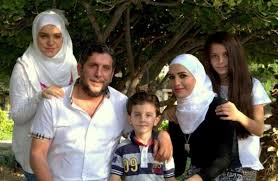 بعد غياب دام 8 سنوات عن الساحة الفنية، يعود الفنان السوري ياسر العظمة إلى الدراما التلفزيونية بمسلسل السنونو لموسم رمضان 2021، في رهان جديد بعيد عن سلسلته الشهيرة مرايا التي لازمت شهور رمضان وحققت شهرة منقطعة النظير. Ù…ØªØ²ÙˆØ¬ ÙˆØ± Ø²Ù‚ Ø¨Ù€4 Ø£Ø¨Ù†Ø§Ø¡ Ø²ÙˆØ¬ØªÙ‡ Ù…Ø­Ø¬Ø¨Ø© ÙˆÙ„Ø§ ØªÙ‡ÙˆÙ‰ Ø§Ù„Ø£Ø¶ÙˆØ§Ø¡ ÙˆØ§Ø¨Ù†ØªÙ‡ Ù…Ø§Ø³Ø© Ù…Ø«Ù„Øª Ù„ÙØªØ±Ø© Ù‚Ø¨Ù„ Ø§Ù„Ø­Ø¬Ø§Ø¨ 10 Ù…Ø¹Ù„ÙˆÙ…Ø§Øª Ø¹Ù† Ø­ÙŠØ§Ø© Ø§Ù„ÙÙ†Ø§Ù† Ø§Ù„Ø³ÙˆØ±ÙŠ Ù…Ø­Ù…Ø¯ Ù‚Ù†ÙˆØ¹ ØµÙˆØ± ÙÙŠØ¯ÙŠÙˆ Mada Post Ù…Ø¯Ù‰ Ø¨ÙˆØ³Øª