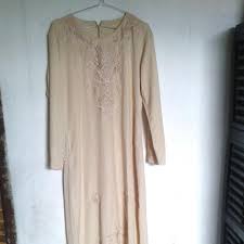 @urstyle) jenis baju pesta muslimah ini disarankan untuk kamu yang memiliki bentuk tubuh mirip dengan jam pasir atau biasa disebut hour glass shape body.jika kamu menyukai tampilan dramatis, kamu bisa membuat bagian bawahnya berdiameter. Gamis Untuk Ibu Ibu Nusagates