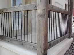 Pilih pagar balkon dari kayu, besi, atau tembok ya? 9 Ide Desain Railing Balkon Dari Kayu Dari Gaya Kolonial Sampai Rustic