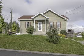 Charmante Residence 2010 Offrant 2 Chambres A L Etage Aires Ouvertes Ensoleillees Plancher De Bois Amenagement Interieu Maisons Condos Terrains Maison Chambre A L Etage Et Maisons Neuves