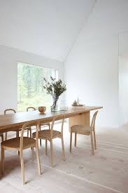 Generally the woods used for formal or traditional dining sets are mahogany and walnut. 10 Combinaciones De Mesas Y Sillas Para El Comedor Minimalist Dining Room Dining Room Design Organic Dining Room