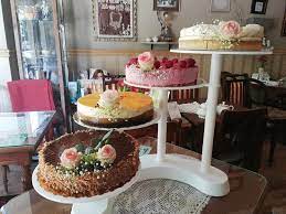 Wir begrüßen sie als interessierten leser auf unserer webseite. Etagere Mit 4 Torten Zum Hochzeit Picture Of Cafe Kredenz Berlin Tripadvisor