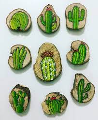 La planta perfecta para los que no saben cuidarlas. Nuevos Imanes De Cactus Pintados A Mano Sobre Troncos Artesania De Cactus Troncos Pintados Troncos Decorados