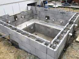 construction d une petite piscine en beton equipee spa scellement des buses de massage cote sud buse de zwembad achtertuin spa interieur natuurlijk zwembad