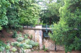 It is also easy to discover independently. Parc Des Buttes Chaumont Ein Charming Park In Paris