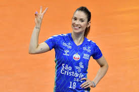 Alice, filha da líbero camila brait, nasceu domingo (26) e com apenas três dias de vida já recebeu camila brait recebeu a camiseta, que leva o mesmo número que usa nas quadras, o 18, logo abaixo. Camila Brait Passa Aniversario Longe Da Filha Pela Primeira Vez Em Busca De Mais Um Titulo