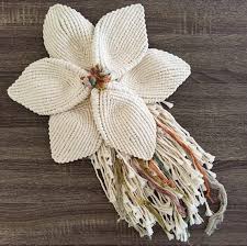 Un Encanto De Pared De Flores De Macrame De Inspiracion Boho Hecho A Mano Anudado De Lujo Super Suave 100 Algodon Natura Wall Charm Flower Wall Macrame Design