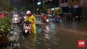 Hujan Deras Sejumlah Jalan Di Surabaya Banjir