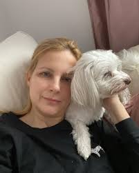 Várkonyi andrea műsorvezető szomorúan, de visszafogottan, szulák andrea viszont jóval hevesebben reagált arra, hogy hajdú péter megszünteti a műsoraikat. Pin On Celeb