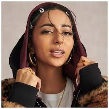 TikToker denuncia Coach por destruir e descartar peças do estoque