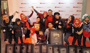 Keluarga berdarah minangkabau ini menjadi terkenal setelah sang ibu menulis buku yang berjudul kesebelasan gen. Hal Hal Yang Gue Sebelin Dari Gen Halilintar Irvina Lioni Blogger Betawi Biasa Disebut Mpok Pina