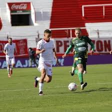 Se anunciaron las alineaciones y los jugadores están calentando. Uddr 4aon Ljhm