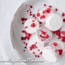 Oreo cookie crust with a raspberry cheesecake filling, topped with raspberry a friend of mine was here the other day helping me to experiment with cheesecake recipes. Keto Raspberry Cheesecake Fat Bombs