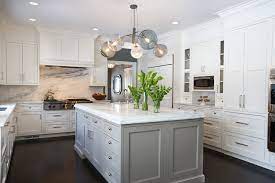 Light stains or colors like white, cream and beige are common choices for colonial cabinets, complementing an overall design that's often simple, unadorned and functional. Westchester Ny Center Hall Colonial Transitional Kitchen New York By Evelyn Benatar New York Interior Design Houzz