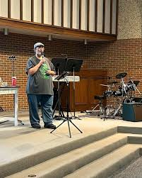 Richard Goodall singing 'Sweet Child o' Mine' positively inspires the  students. He looks truly approachable and genuine while singing for them. –  USA STORY