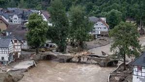 Zur katastrophe (flutkatastrophe) werden sie, wenn menschliche werte betroffen sind.man kann unterscheiden zwischen regelmäßig wiederkehrenden hochwassern, ausgelöst etwa durch gezeiten oder schneeschmelze (frühjahrshochwasser), und unregelmäßigen oder einmaligen ereignissen wie tsunamis, sturmfluten und sogenannte. Ib6evgbgzkwndm