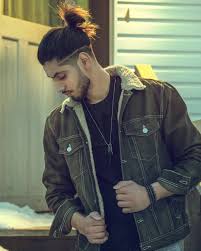 Gaya rambut pria keren tersebut pun cocok untuk kamu yang punya rambut tebal dan senang bereksperimen dengan pomade. Tutorial Model Rambut Man Bun Rapi Serta Inspirasi Penataan Lainnya