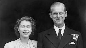 She celebrated 65 years on the throne in february 2017 with her sapphire jubilee. Prinz Philip Jung So Gut Sah Der Mann Der Queen Als Navy Aus Intouch