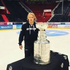 Tillbyggnad av ishall som består av en byggnad i södertälje. Ccmhockeysverige Idag Ar Vi I Sodertalje Och Scaniarinken Dar Hagelin Har Tagit Med Sig Stanley Cup Madeofhockey Hockey Ccm Hockey Pittsburgh Penguins