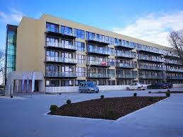 Majoritatea hotelurilor din statiune se incadreaza la categoria 2 si 3 stele, insa exista si un hotel de 4 stele si un. Apartament In Hotelul Beta Saturn Contact Direct