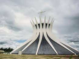 Brasilia şehrine kış aylarında yaz aylarına göre çok daha az yağış düşmektedir. Der Brasilianische Architekt Oscar Niemeyer Aventura Do Brasil
