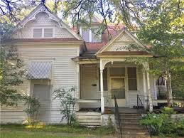 C 1895 Fixer Upper On National Register Of Historic Places In Paris Texas Under 30k Victorian W Eastlake Influences Old Houses Old House Dreams Old Houses For Sale