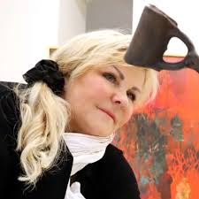 Allt en kvinna behöver” & ”I want to rescue the world so I put it in my  handbag” Nr1 den näst största av mina” skulpturväskor i glas hitills❣️👜  Röda pluttar gör en