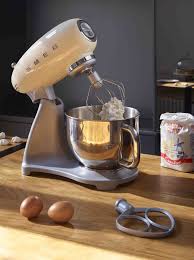 Habitat Design Habitat A Choisi La Marque Smeg Pour Le Design Et La Qualite De Son Petit Electro Menager Le Robot Sur Socle Smeg Smeg Robot Cuisine Cuisine