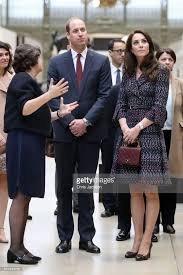 Le musée d'orsay reçoit un don de 20 millions d'euros. President Of The Museum Laurence Des Cars Shows Prince William Duke Of Cambridge And Catherine Duchess Of Cambridge Around At Musee D Orsay During An Official