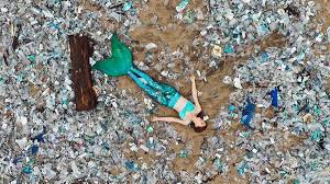 Ancaman sampah plastik yang ada di laut juga akan berdampak pada kesehatan manusia (cole et.al., 2011) terutama berbentuk mikro. Putri Duyung Terlihat Bersantai Di Sampah Di Pantai Bali Pengguna Instagram Menyoroti Realitas Sedih Pencemaran Laut Lewat Foto Dan Video Netral News