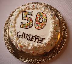 Torta Decorata Con Panna Montata Bianca Per Il Compleanno Di 50 Anni Torte Decorazioni Con Panna Dolci