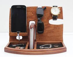 Mens Geburtstagsgeschenk Geburtstagsgeschenk Geschenk Fur Etsy In 2021 Wooden Docking Station Personalized Gifts For Men Wood Gifts