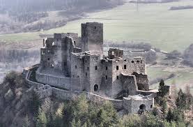 En Slovaquie Le Chateau De Strecno Idees Inspirations Concepts Biens A Vendre Pour Plus Allez Consulter La Page Lucas Taupin Chateau Slovaquie Paysage