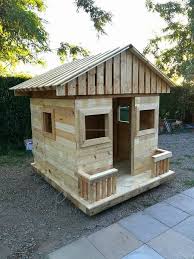 Easy Steps To Make An Extraordinary Diy Wooden Hut Wooden Hut Pallet Tree Houses Wooden Pallet Crafts