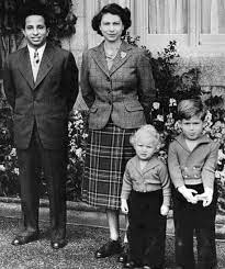 صورة الملك فيصل الثاني مع الملكة اليزابيث والامير charles والاميرة anna سنة 1956 king faisal the royal collection iraq