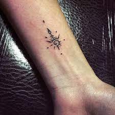 Erkeklerin en çok tercih ettiği dövmelerden biri de; Small Black Ink Hippie Sign Tattoo On Men Sleeve Black Hippie Ink Men Sign Sleeve Small Tattoo Dovmeli Kadin Dovme Karizmatik Dovmeler