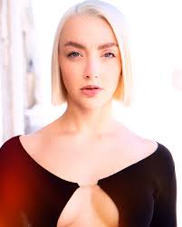 Happy 💋 — #art #artist #recent4recent #instagram #instagood #instalike  #photooftheday #photo #pictures #quotes #studio #bestoftheday #dance  #dancer #dancerlife #girl #happy #love #montains #foliedouce #wine #heels  #vibes #goodvibes