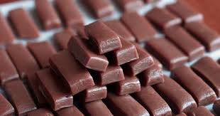 Recette Bonbons Mous Au Caramel Au Beurre Sale Et Chocolat Noir Recette Recette Bonbon Bonbon Caramel Recette Bonbon Caramel