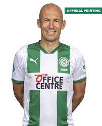 Het nieuwe fc groningen uitshirt 2016 heeft een zwarte basis en heeft brede groene gestreepte het shirt is afgewerkt met een witte polokraag met twee witte knopen. Officieel Robben Thuisshirt 20 21 Fc Groningen
