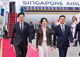 Thủ tướng Singapore tới Hà Nội, bắt đầu thăm chính thức Việt Nam