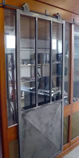 Deco Loft Style Industriel 12 Idees Au Top Porte Coulissante Verriere Porte Coulissante Atelier Porte Coulissante