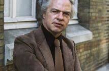 Lawrence Stone, foi um historiador social cuja ampla visão do passado  ajudou a transformar os estudos históricos, entre seus livros acadêmicos  estão “A Crise da Aristocracia, 1558-1641” (1965), “As Causas da Revolução