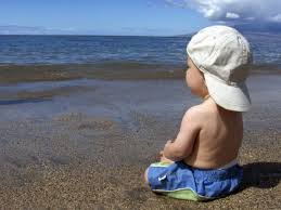 Prendersi cura di un neonato è impegnativo, ma abituando il bambino a orari regolari per il sonno e la pappa, le cose saranno un po' più semplici. In Acqua Senza Paura Il Primo Bagno Il Timore Delle Onde La Digestione Sport E Medicina