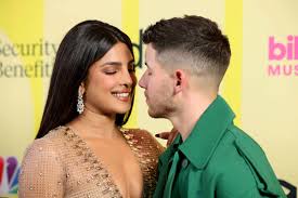 Priyanka was accompanied by her husband nick jonas and mother madhu chopra in miami. Nick Jonas Priyanka Chopra Get Cozy On Bbmas 2021 Red Carpet Sports Grind Entertainment